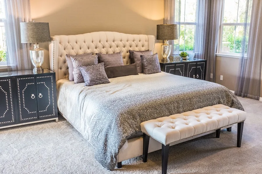 Cama preparada para dormir con textiles claros